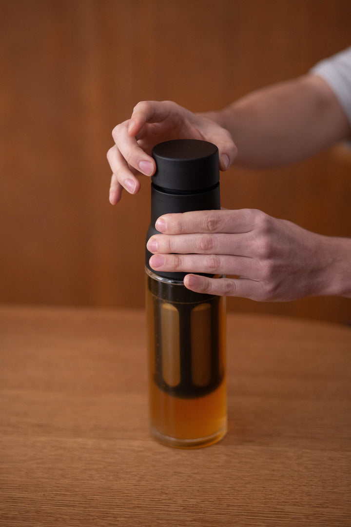 Varia STEEP Cold Brew Flasche Deckel wird vor dem Wenden geschlossen – Coffee Coaching Club 18