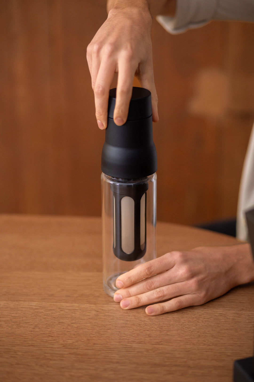 Varia STEEP Cold Brew Flasche Filtereinheit wird in die Glasflasche gesetzt – Coffee Coaching Club 17