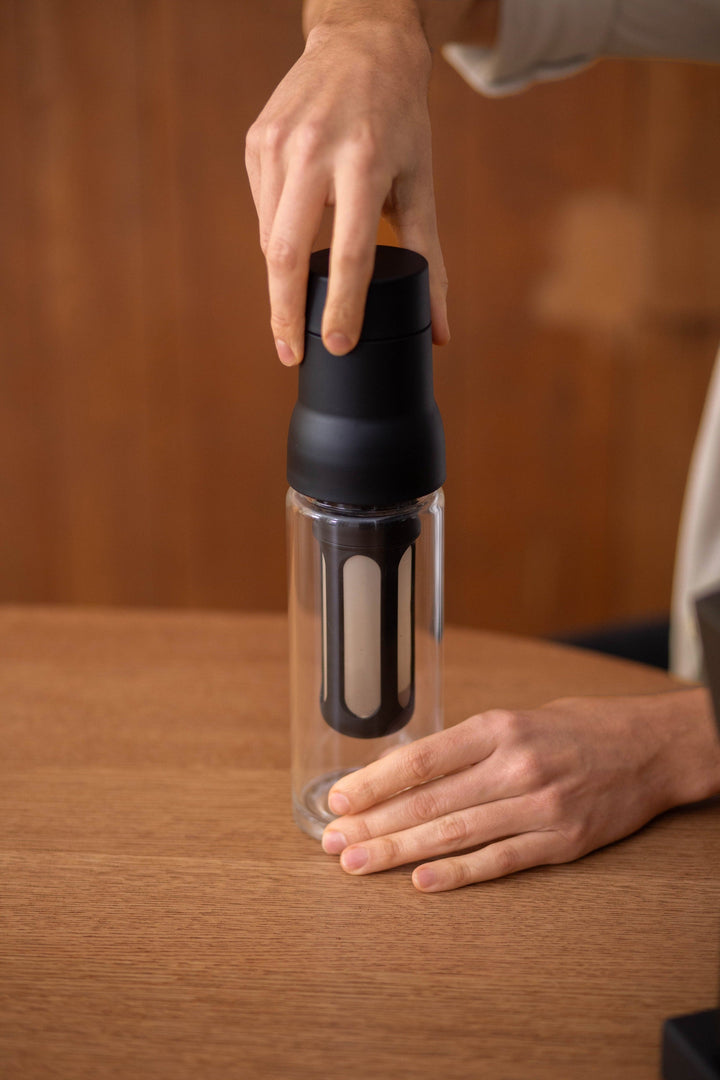 Varia STEEP Cold Brew Flasche Filtereinheit wird in die Glasflasche gesetzt – Coffee Coaching Club 17