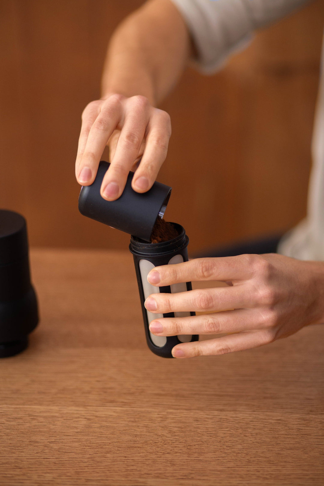 Varia STEEP Cold Brew Flasche Kaffeemehl wird in den Filterkorb gefüllt – Coffee Coaching Club 11