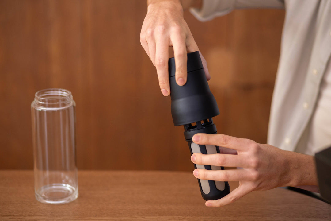 Varia STEEP Cold Brew Flasche Korb wird mit dem Ausguss verbunden – Coffee Coaching Club 16