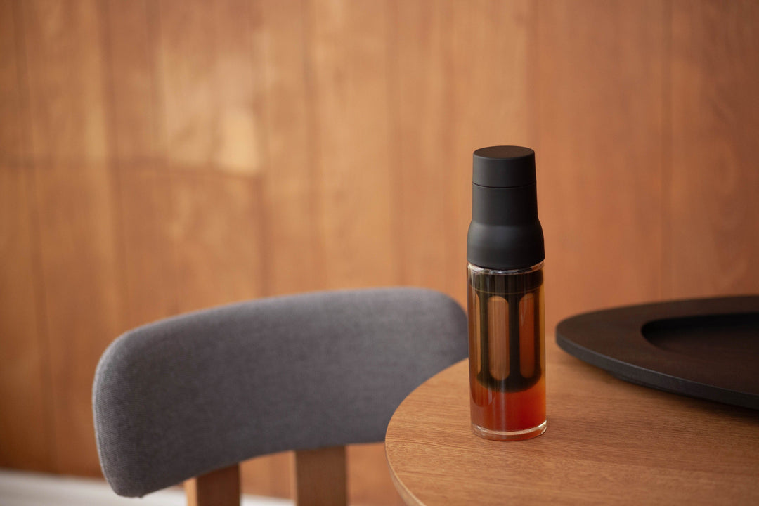 Varia STEEP Cold Brew Flasche Schwarz mit Cold Brew auf dem Tisch – Coffee Coaching Club 13
