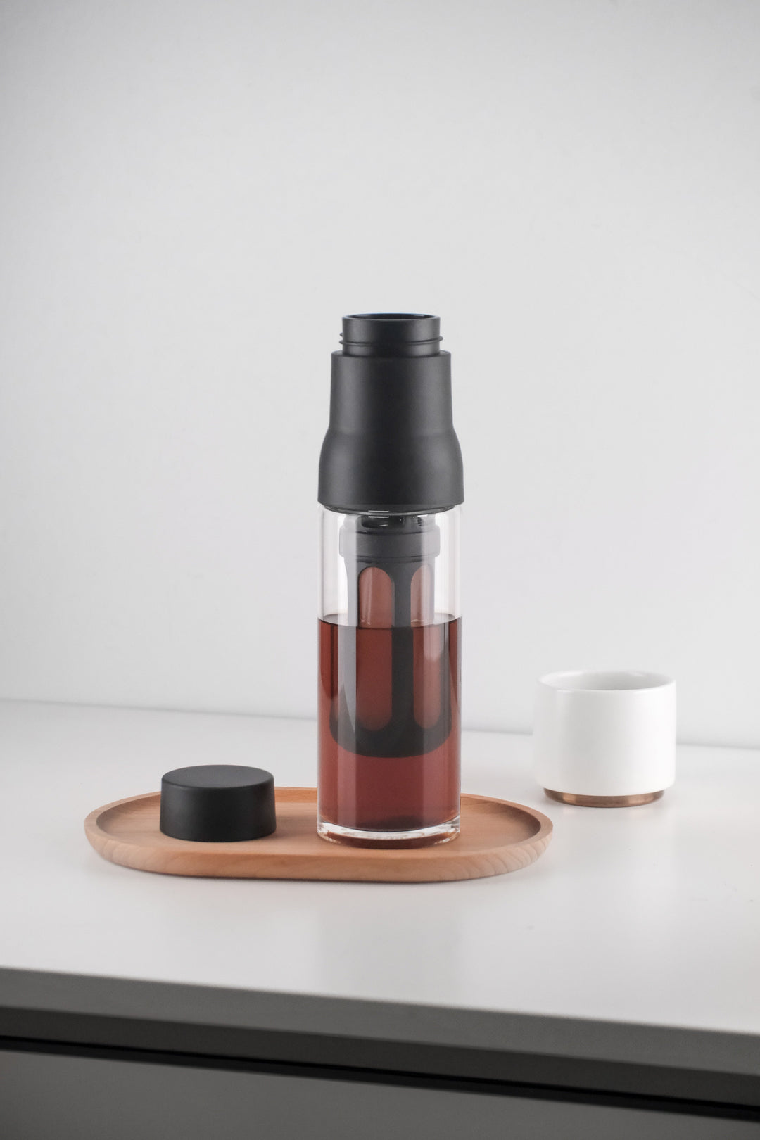 Varia STEEP Cold Brew Flasche Schwarz mit Cold Brew auf Holztablett – Coffee Coaching Club 12