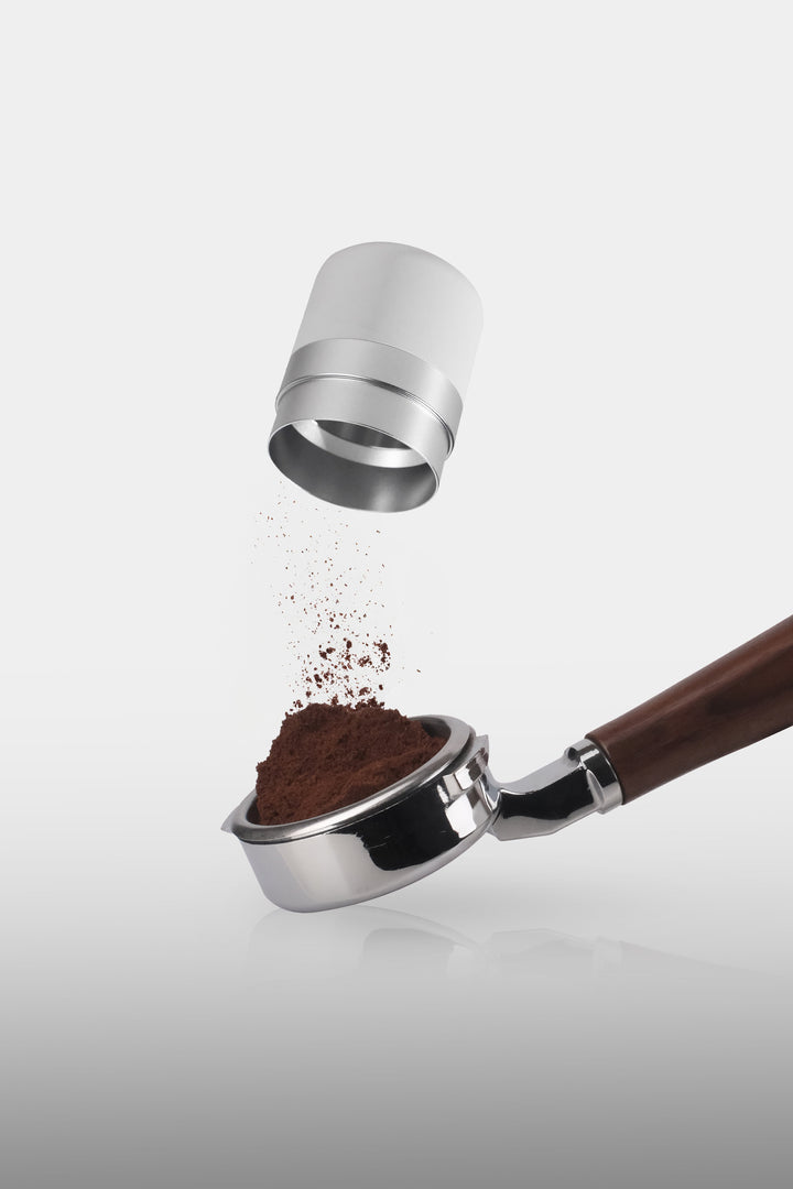 Varia VS3 Dosierbecher gibt Kaffeepulver in den Siebträger – Coffee Coaching Club 12