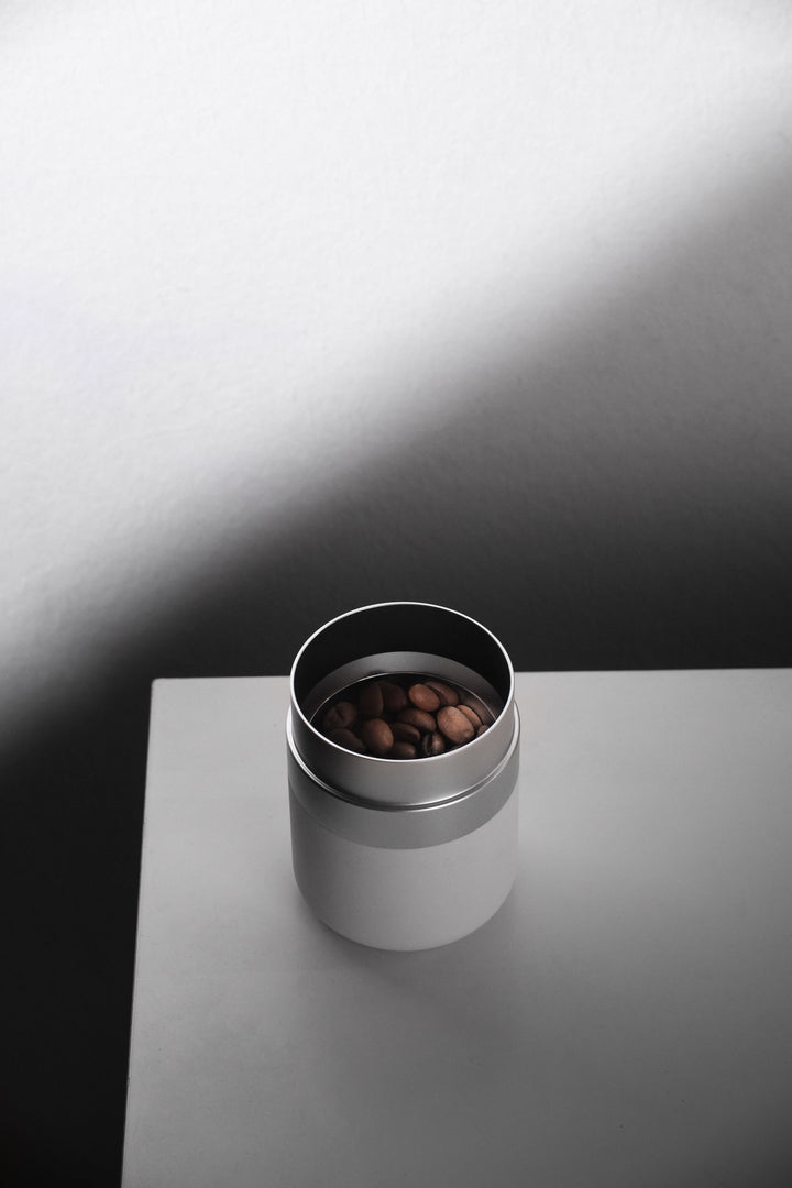 Varia VS3 Dosierbecher Weiss mit Kaffeebohnen – Coffee Coaching Club 9