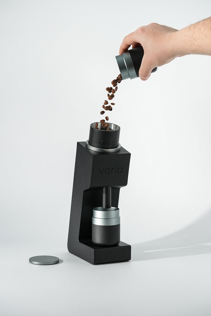 Varia VS3 Dosierbecher unter der Varia VS3 Mühle in Schwarz – Coffee Coaching Club 10