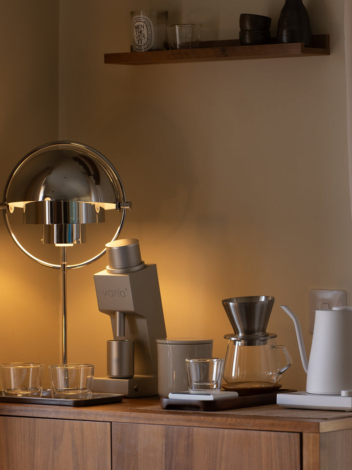 Varia VS3 Silber in der Kaffeeecke zuhause neben Waage und Dripper – Coffee Coaching Club 23