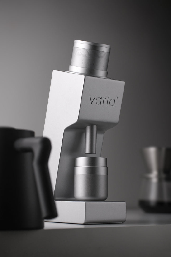 Varia VS4 Silber mit nahezu senkrechtem Mahlweg und Dosing Cup – Coffee Coaching Club 29