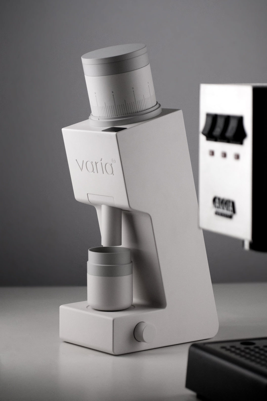 Varia VS6 in Weiss auf der Theke neben einer Espressomaschine – Coffee Coaching Club 19