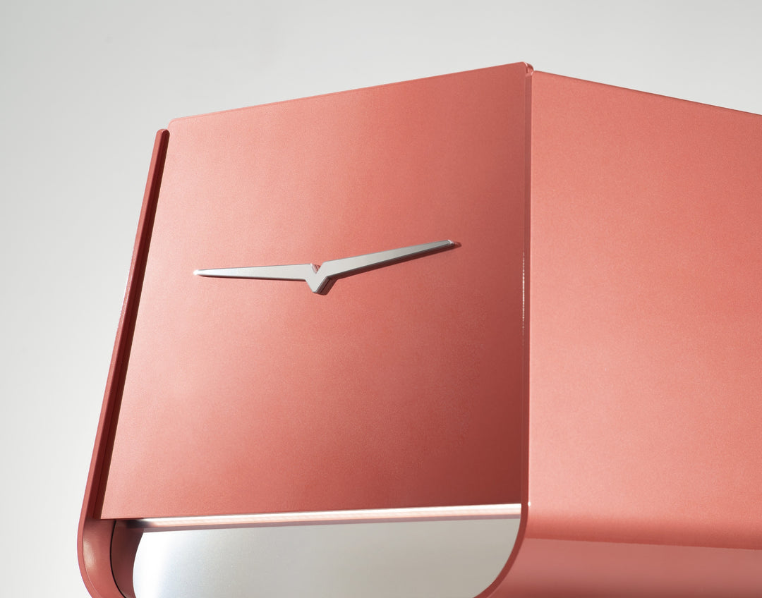 Victoria Arduino E1 Prima EXP Sparkling Coral, Gehäuse mit Logo im Detail – Coffee Coaching Club 16