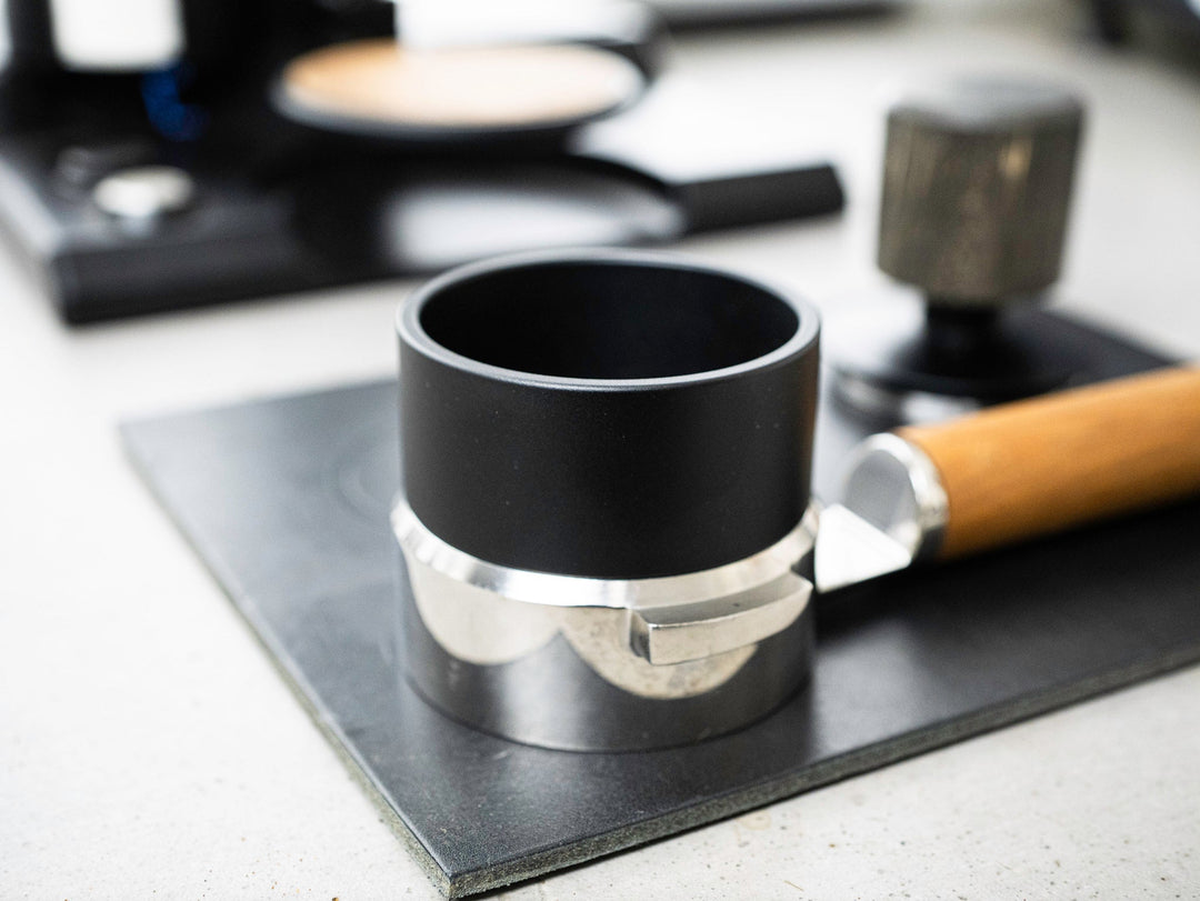 Weber Workshops 58mm Dosierring auf einem Siebträger mit Holzgriff – Coffee Coaching Club 2