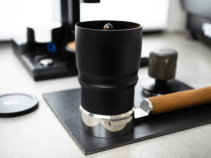 Weber Workshops 58mm Dosierring mit aufgesetztem Shaker auf dem Siebträger – Coffee Coaching Club 3