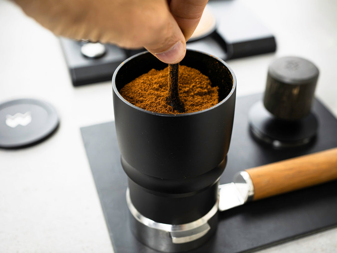 Weber Workshops 58mm Dosierring unter einem Shaker mit Mahlgut – Coffee Coaching Club 4
