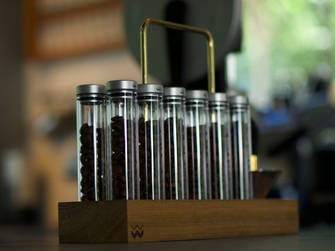Weber Workshops Bean Cellar Teak-Caddy mit gefüllten Gläsern – Coffee Coaching Club 7