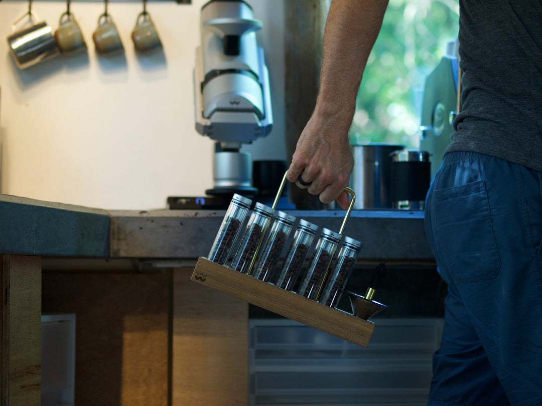 Weber Workshops Bean Cellar Teak beim Tragen in der Küche – Coffee Coaching Club 3