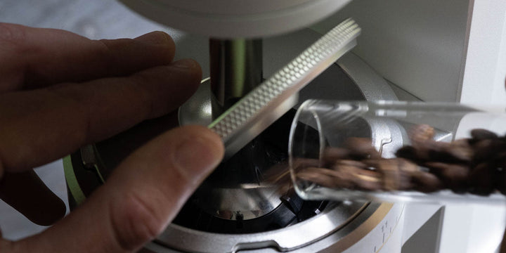 Weber Workshops Key MK II magnetischer Staubdeckel beim Bohnen einfüllen – Coffee Coaching Club 22