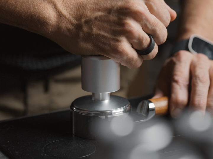 Weber Workshops Really Nice Tamper Silber, Hand drückt auf die flache Oberseite – Coffee Coaching Club 22