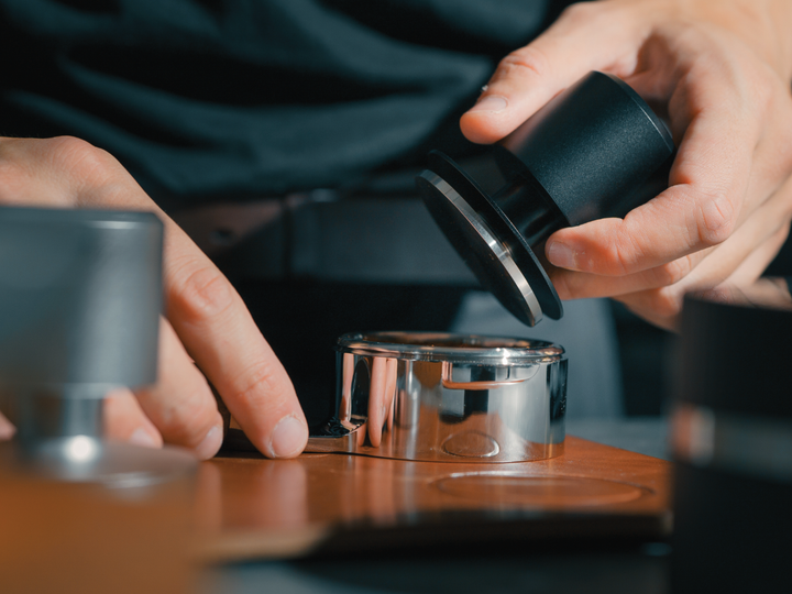 Weber Workshops Really Nice Tamper Onyx wird aus dem Ständer gehoben – Coffee Coaching Club 19