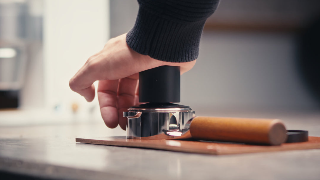 Weber Workshops Really Nice Tamper Onyx beim Tampen auf der Theke – Coffee Coaching Club 24