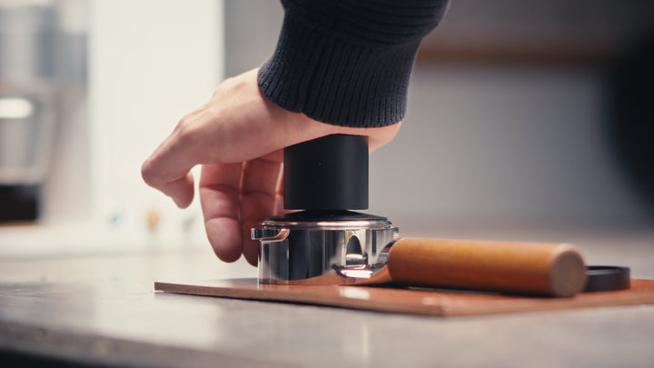 Weber Workshops Really Nice Tamper Onyx beim Tampen auf der Theke – Coffee Coaching Club 24