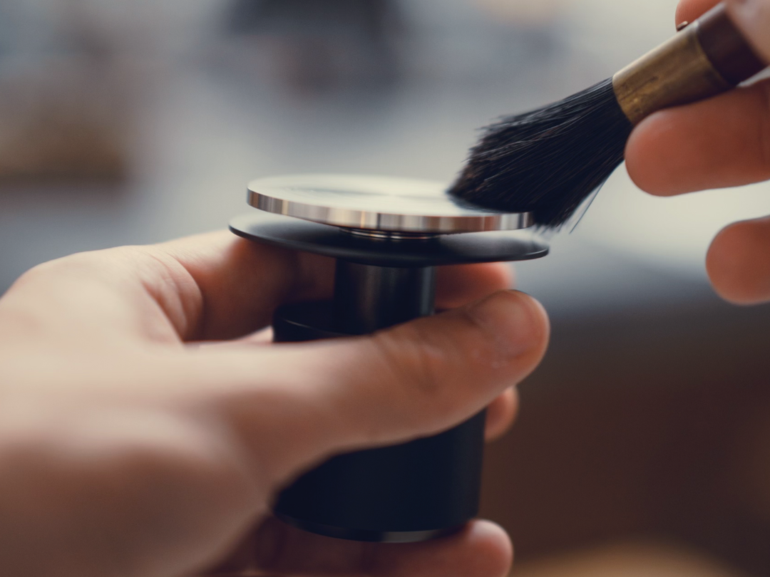 Weber Workshops Really Nice Tamper Tampingfläche wird mit Pinsel gereinigt – Coffee Coaching Club 21