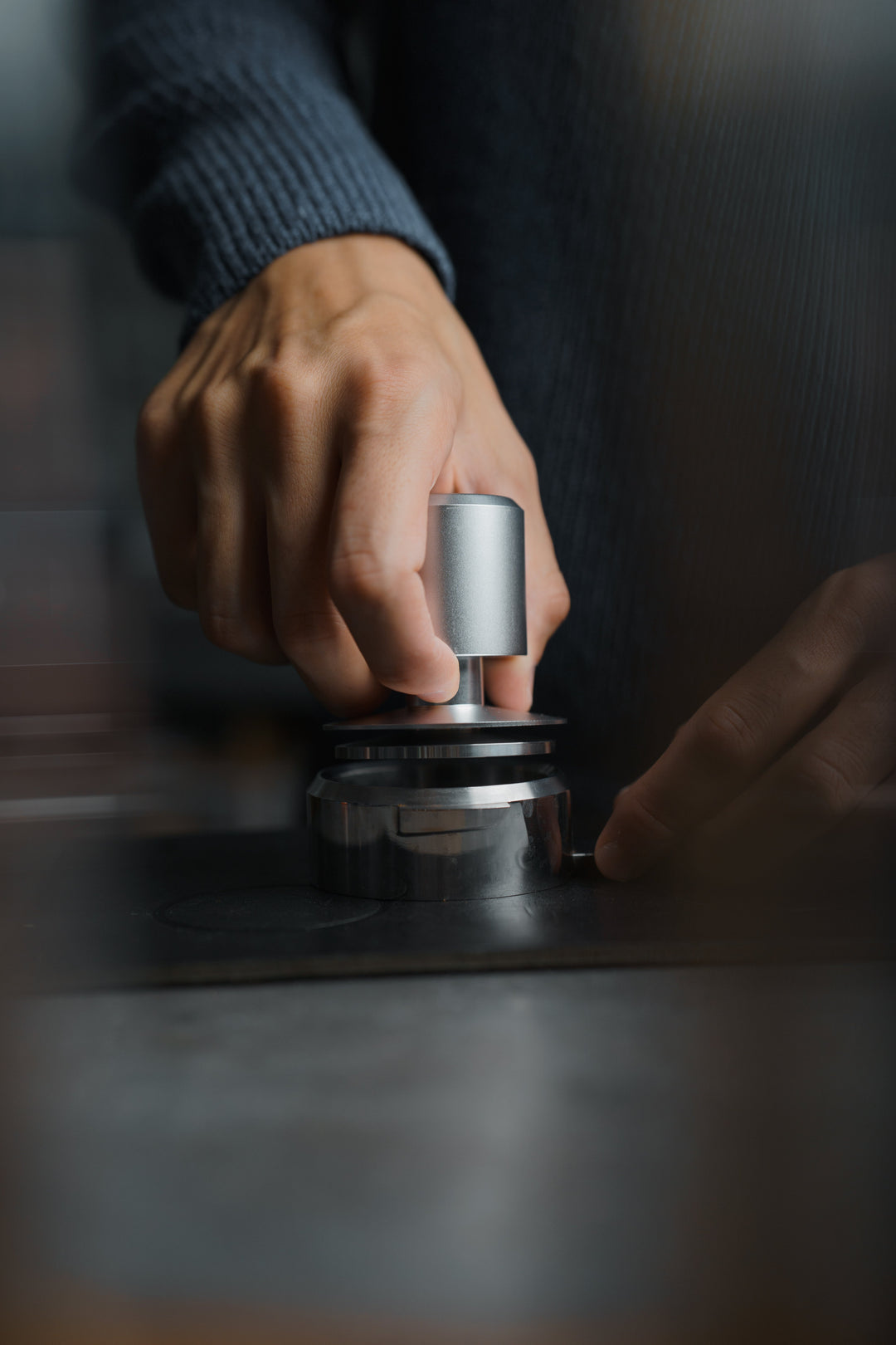 Weber Workshops Really Nice Tamper Silber beim Tampen im Siebträger – Coffee Coaching Club 23