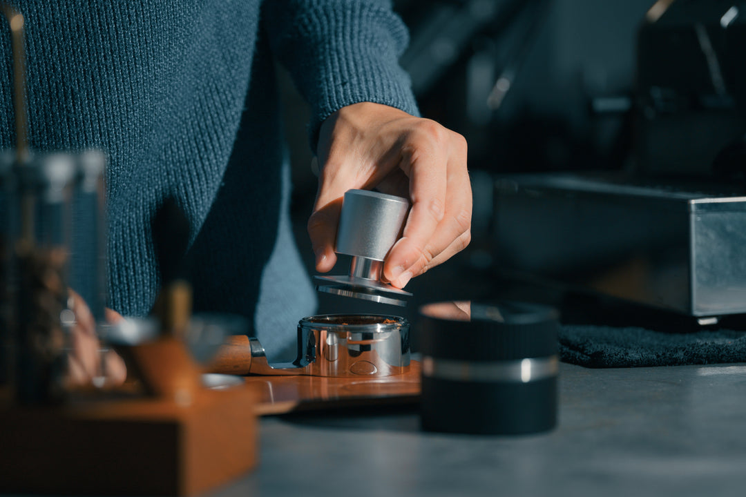 Weber Workshops Really Nice Tamper Silber beim Tampen an der Espressomaschine – Coffee Coaching Club 18