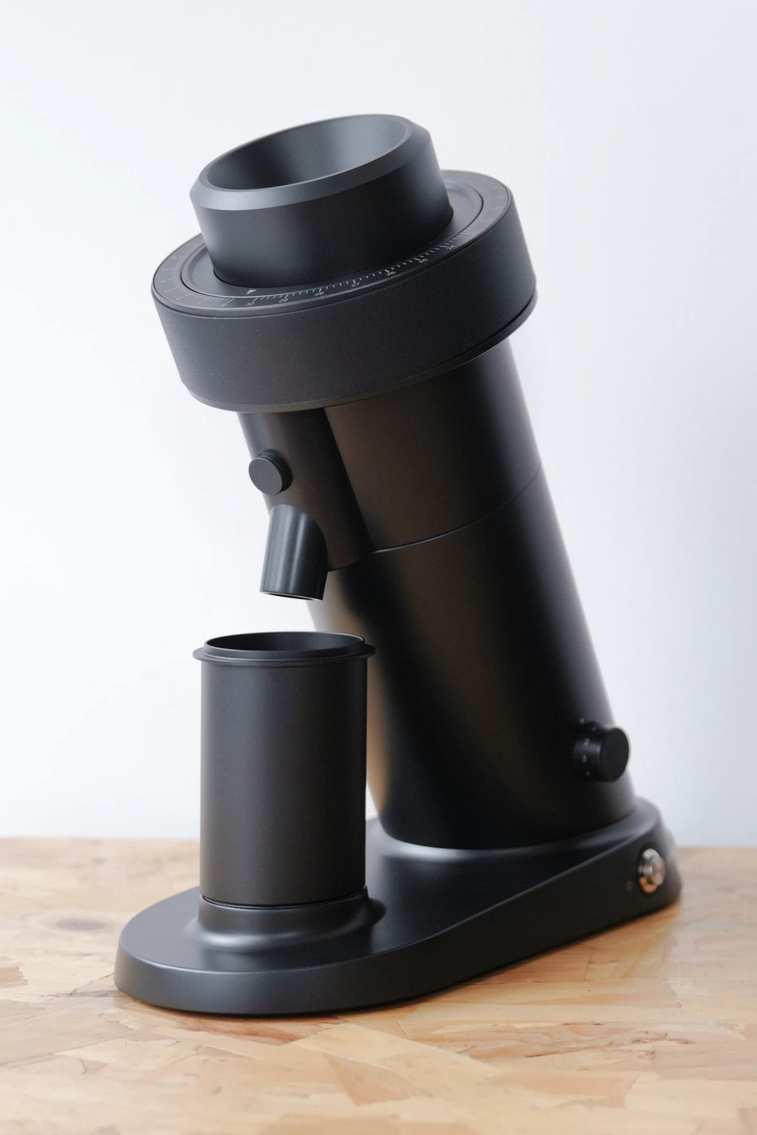 WPM ZP-1 Schwarz mit Dosierbecher auf Holzplatte – Coffee Coaching Club 8