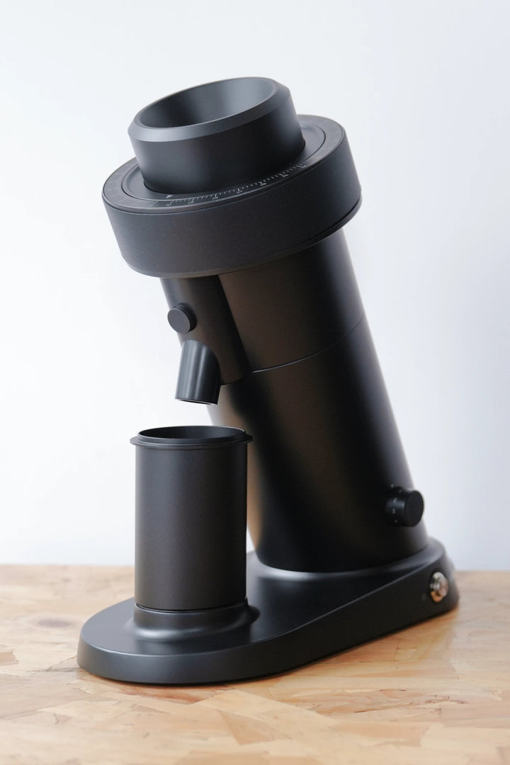 WPM ZP-1 Schwarz mit Dosierbecher auf Holzplatte – Coffee Coaching Club 8