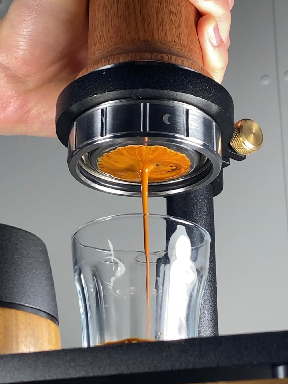 Aram Espresso Maker + Stahlständer - Coffee Coaching Club