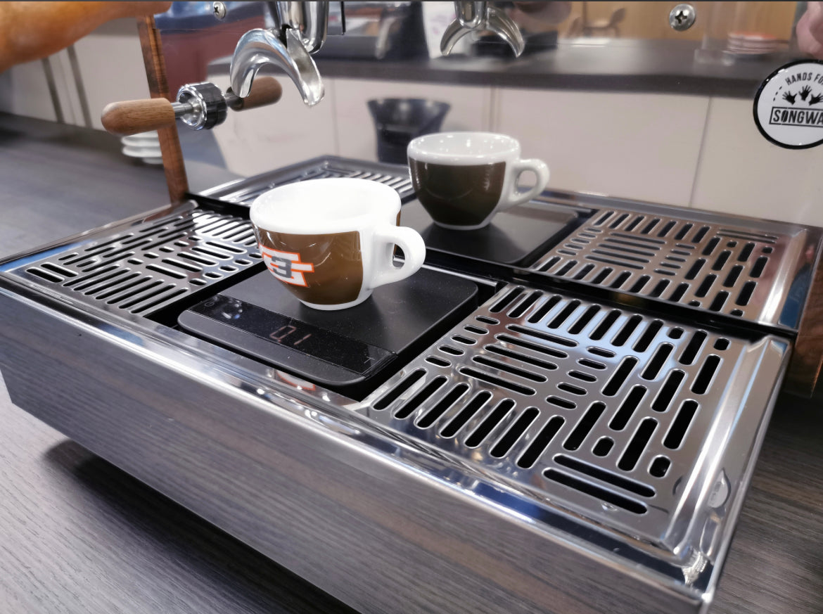 La Marzocco GS3 Tropfgitter Acaia Lunar Detail – Coffee Coaching Club 2
